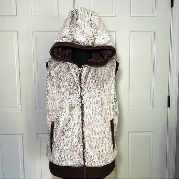 Patagonia Jackets & Blazers - Patagonia Conejo Fuzzy Hooded Vest, Sz Medium